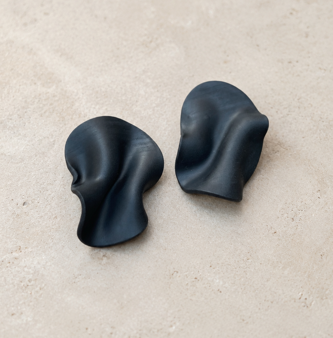 LIVA | black